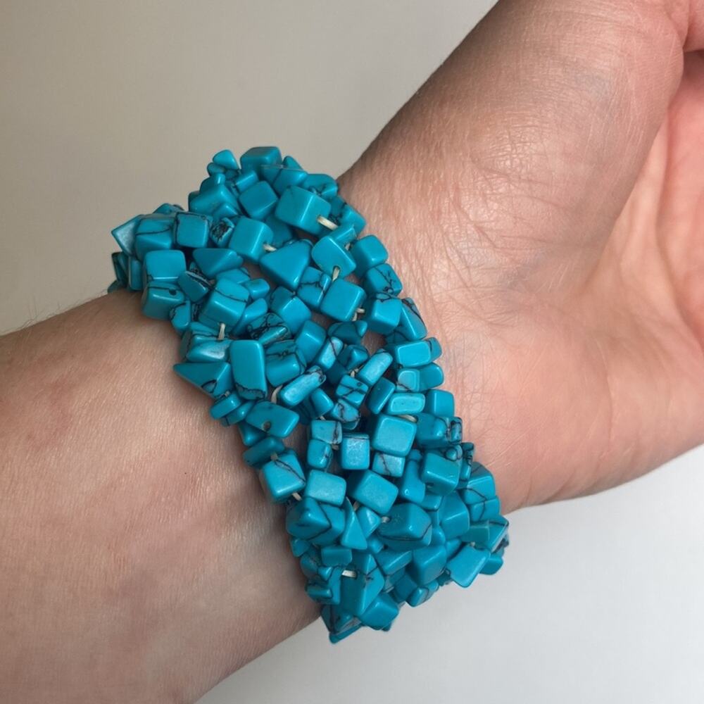 Women’s Turquoise Colored Chip/Stones Stretch Cuff Bracelet EUC OS - Picture 2 of 8